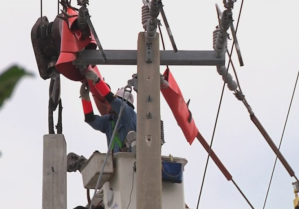 An FPL employee attempting to fix the electrical problem. Photo via WINK News.