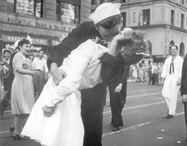 In this Aug. 14, 1945 file photo provided by the U.S. Navy, a sailor and a woman kiss in New York's Times Square, as people celebrate the end of World War II. (VICTOR JORGENSEN / AP photo)