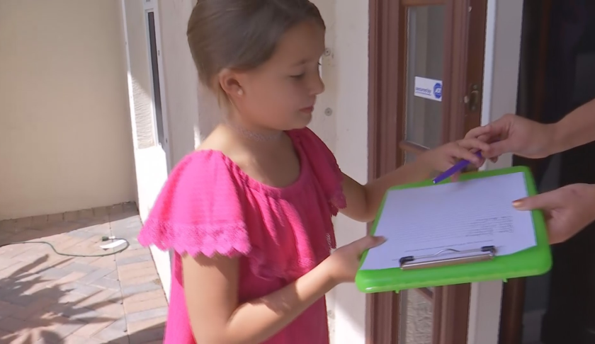 Charlie Anthony advocates for plastic straw alternatives at a neighbors door. (Credit: WINK News)