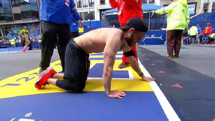 Micah Herndon, a Marine veteran, crawls across the finish line. (Credit: CBS News).