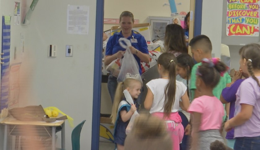 Kim Conrad brings nutritious foods for hungry children. (Credit: WINK News)
