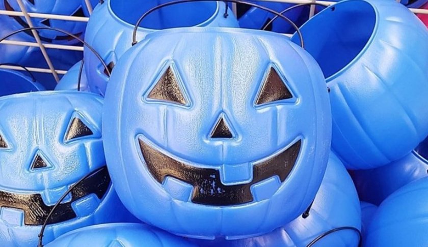 Mom urges use of blue Halloween buckets to raise autism awareness. (Credit: CBS News)