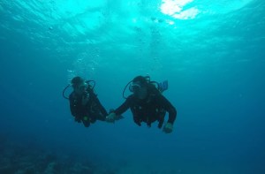 Couple in the Operation Healing Forces' program, bonds while scuba diving. (Credit: Operation Healing Forces)