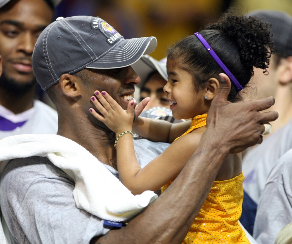 Kobe Bryant, daughter among 9 dead in helicopter crash in Southern  California - ABC News