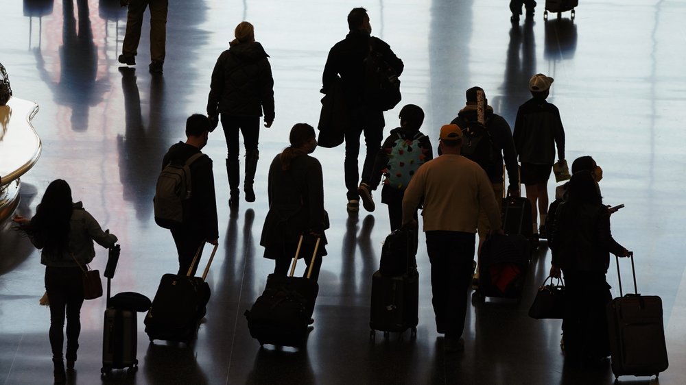 U.S. airport traffic rising despite holiday travel warnings