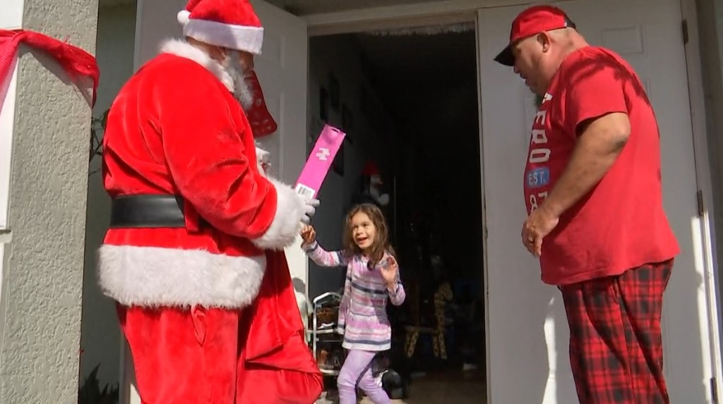 SWFL couple spreads Christmas joy to those in need