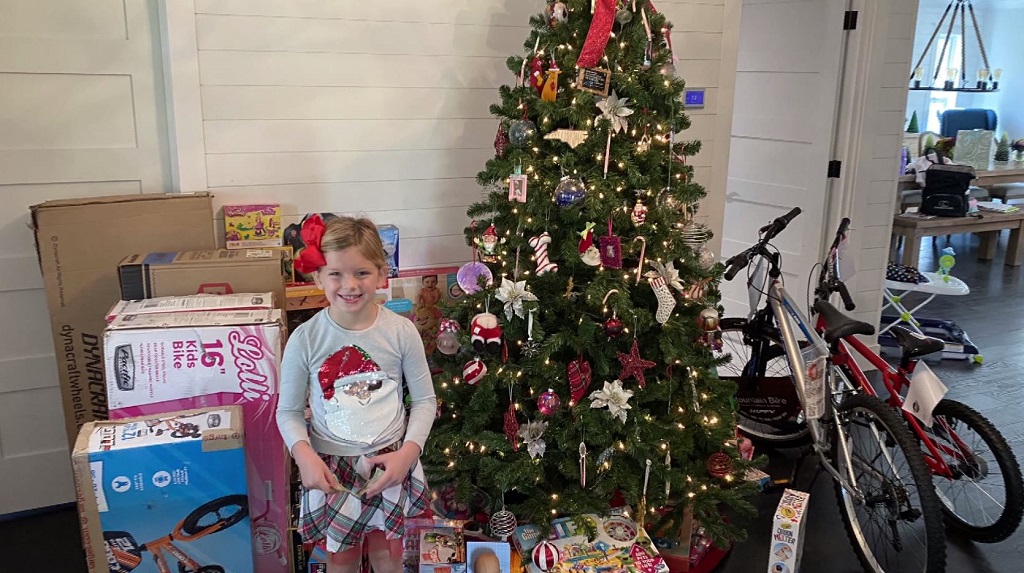 5-year-old girl leads effort to give gifts to hundreds children