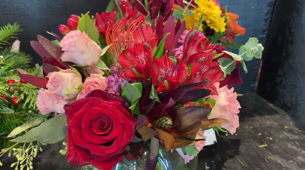 Season of Savings: Find great deals to send flowers for the holidays