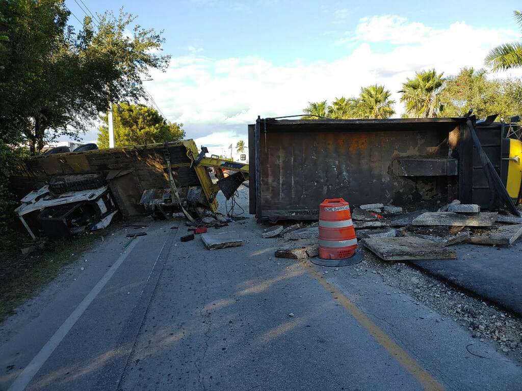 Roadway open after tractor-trailer rollover on Old Metro in Fort Myers