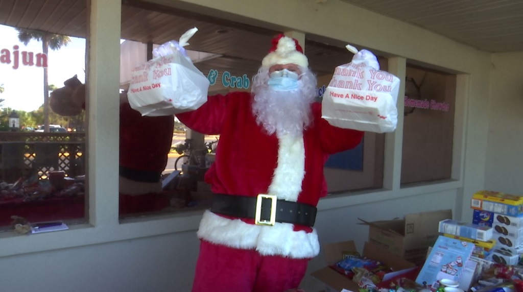 Families enjoy Fort Myers restaurant’s complimentary Christmas Eve lunch