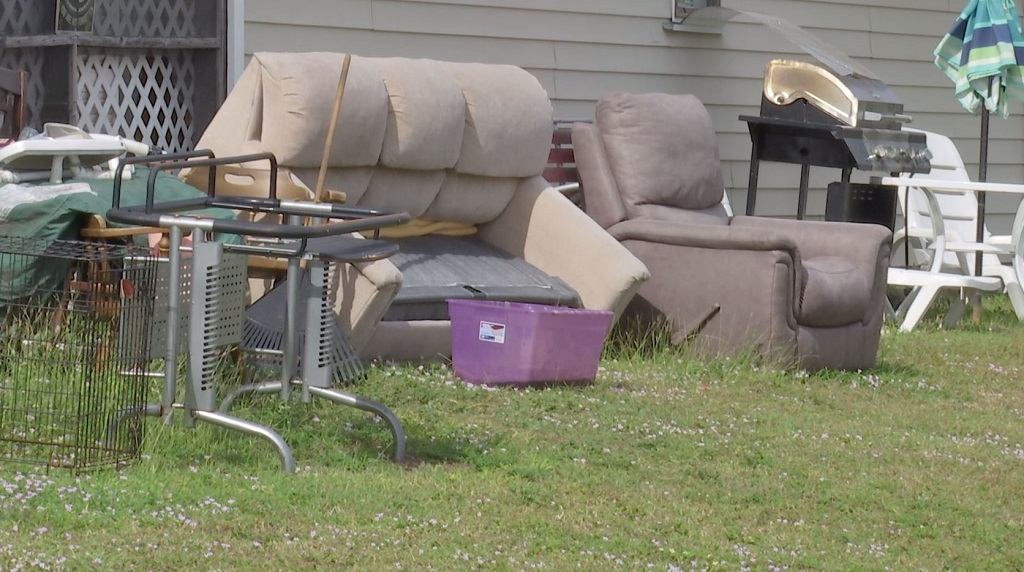 Cape Coral neighbors want to help fellow veteran clear away untidy yard