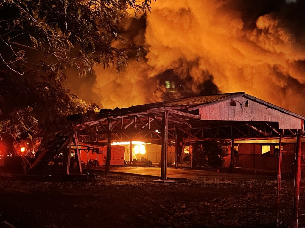 Early morning fire destroys Fort Myers business