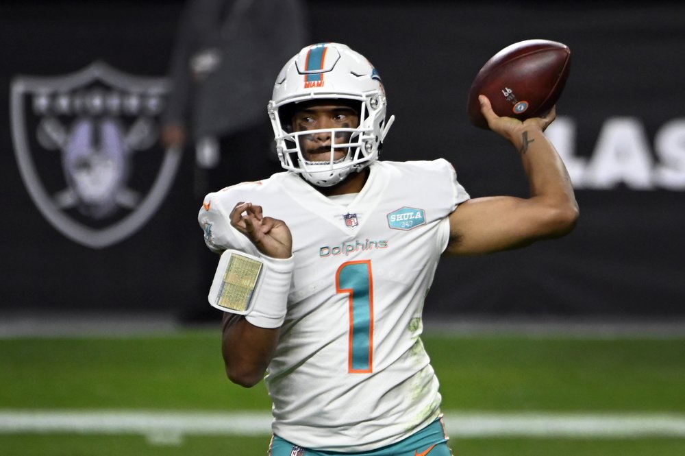 Dolphins face red-hot Bills in hunt for AFC East wild card