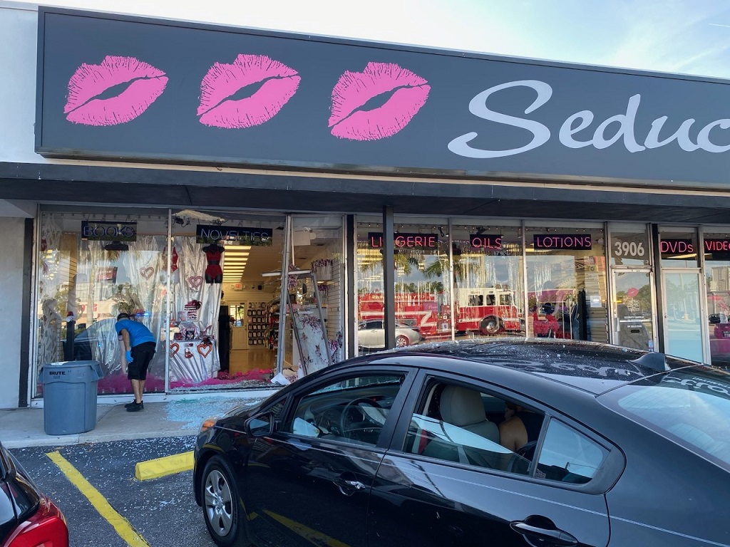 Car crashes into adult boutique on US41 in Fort Myers, no injuries WINK News