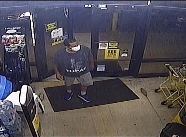 Cape Coral Police Looking For Suspect Caught On Camera Robbing Dollar General At Knifepoint 4544