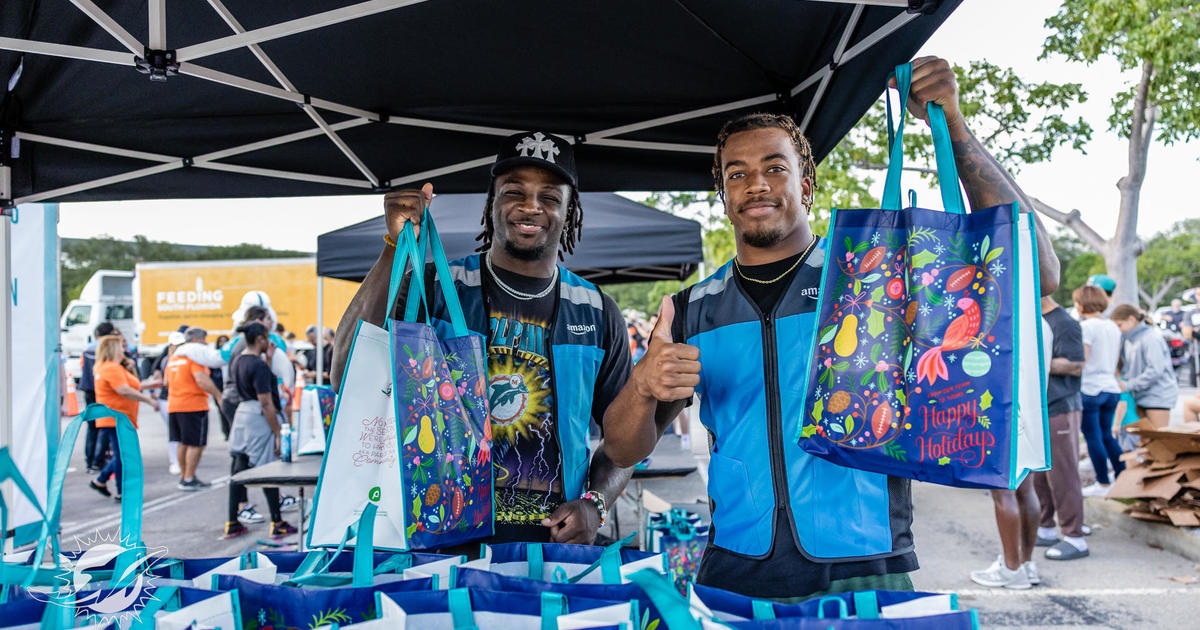 Miami-Dade County, Miami Dolphins hand out Thanksgiving turkeys in