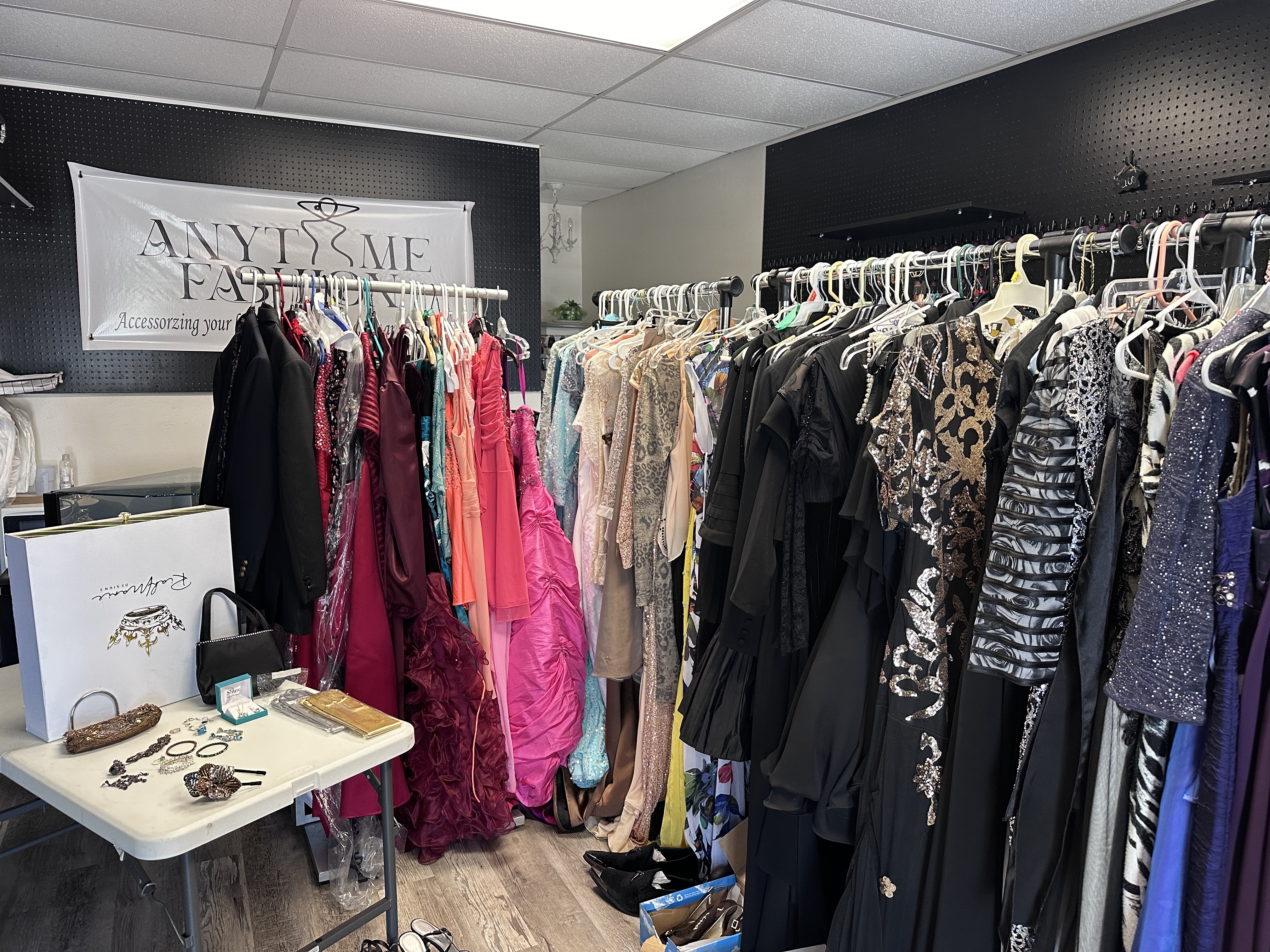 Local business in Punta Gorda fulfills prom dreams for teenagers